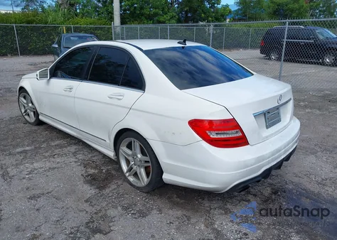 2014 Mercedes-Benz C 250 Sport z USA, uszkodzony, nr VIN WDDGF4HB7EG255937